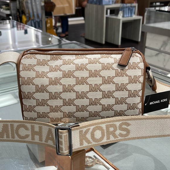 Michael Kors Men’s Women’s Cooper mini duffle xbody NWT 
Light Cream Multi 

NWT - Picture 7 of 16